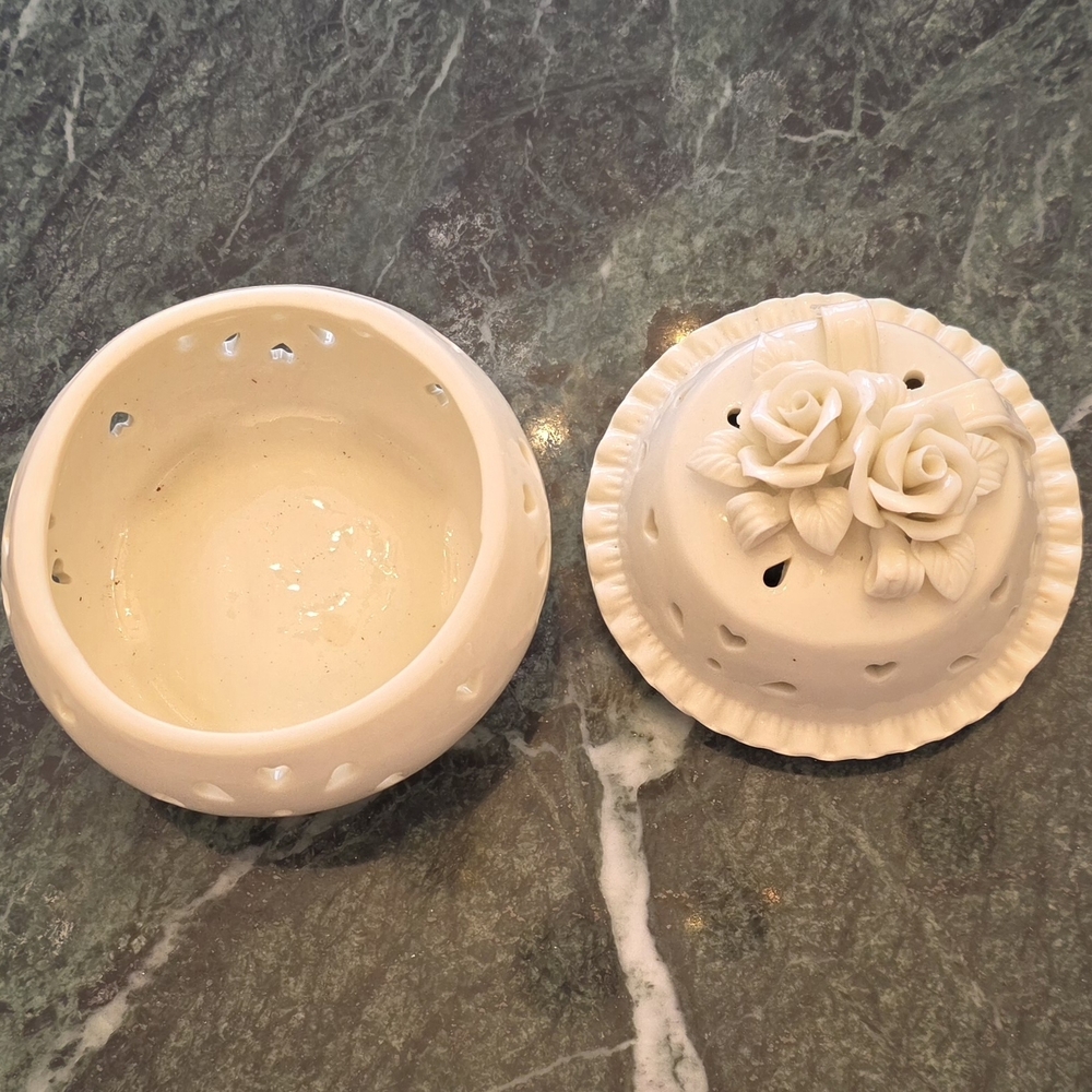 🌸 Elegant Ivory Ceramic Heart Potpourri Box with Roses – Decorative Keepsake 🌸 - Picture 4 of 6